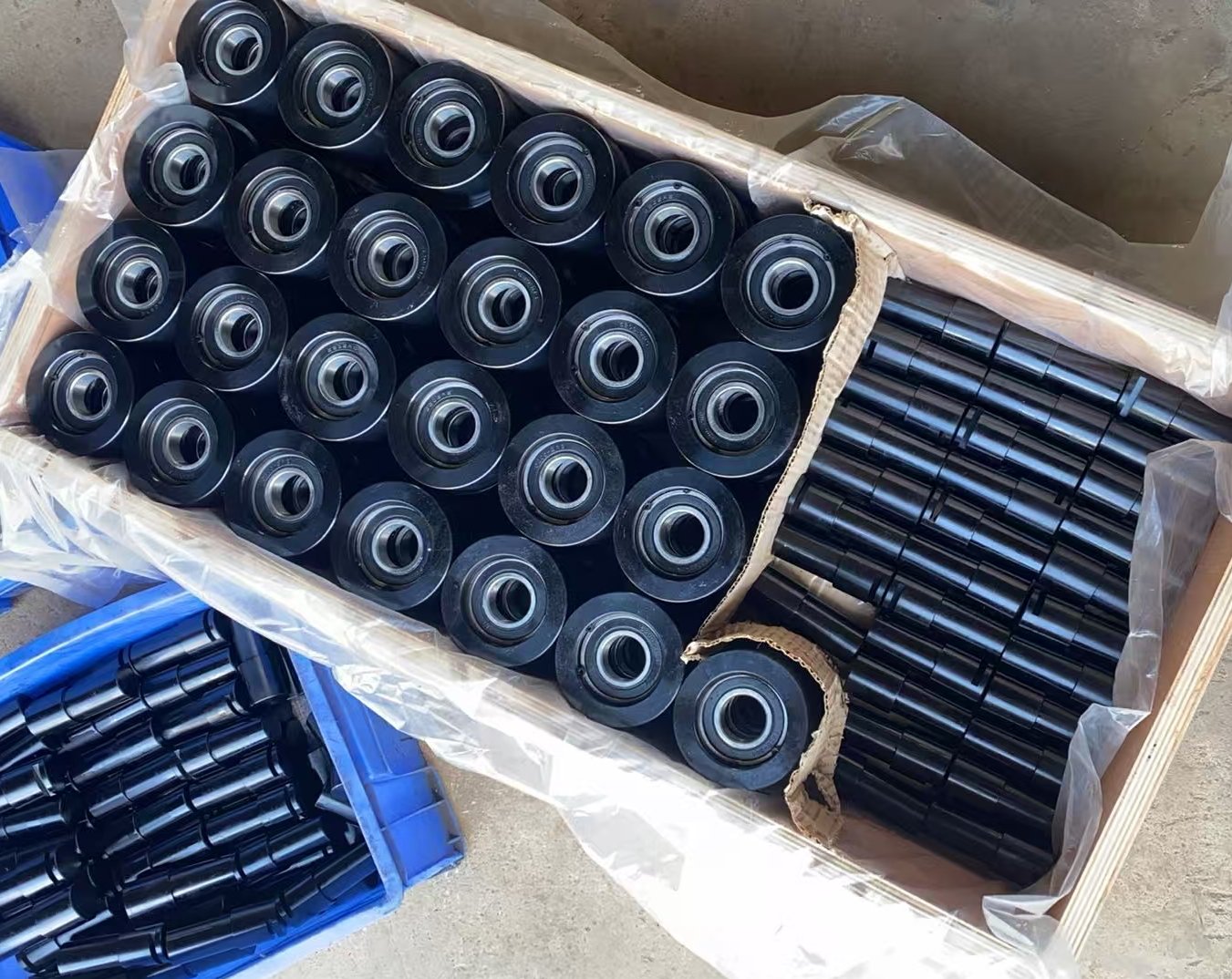 Batch black painted cast steel guide wheels packed in wooden case, heavy duty conveyor guide rollers for cement plant Batch black painted cast steel guide wheels packed in wooden case, heavy duty conveyor guide rollers for cement plant