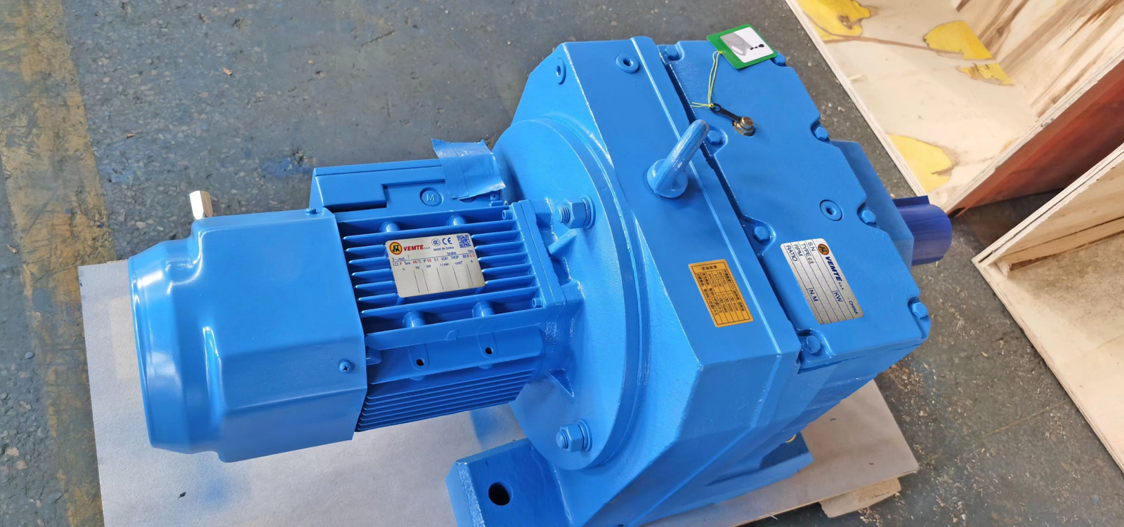 `Heavy duty helical gear reducer integrated with motor, helical reduction gearbox for cement plant belt conveyor heavy load transmission` `Heavy duty helical gear reducer integrated with motor, helical reduction gearbox for cement plant belt conveyor heavy load transmission`