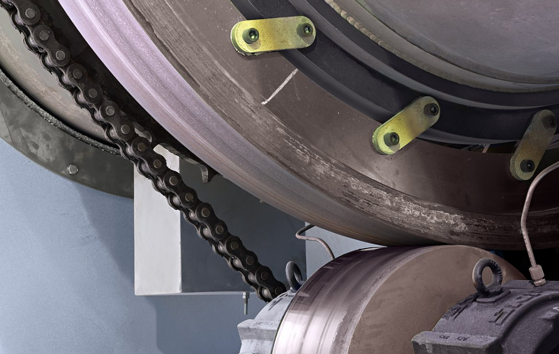Rotary kiln site close-up, thrust roller pushing riding ring end face, support trunnion roller under riding ring Rotary kiln site close-up, thrust roller pushing riding ring end face, support trunnion roller under riding ring