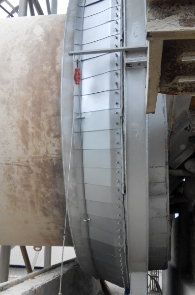 Rotary kiln tail flexible seal mounted on cement kiln feed inlet, on-site working condition Rotary kiln tail flexible seal mounted on cement kiln feed inlet, on-site working condition