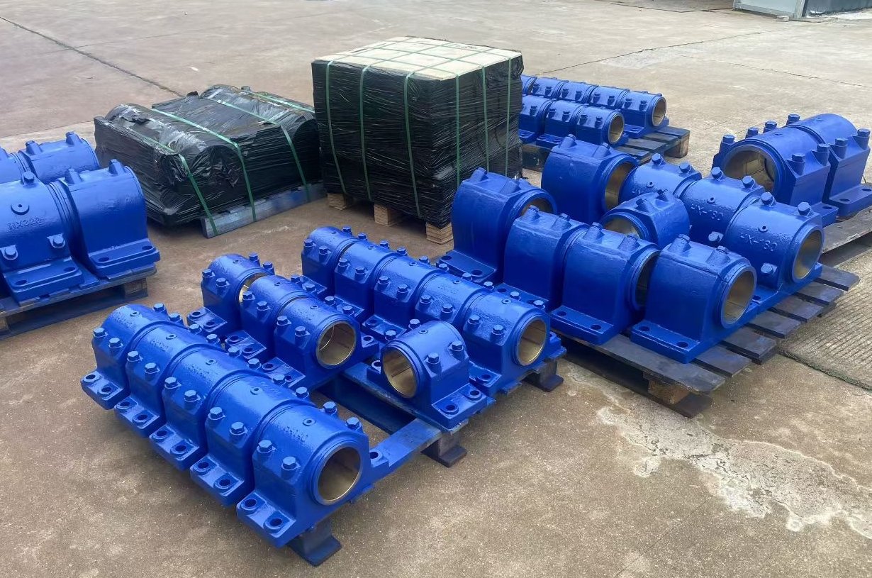 Batch of split cast iron bearing housings with bronze bushings, heavy-duty bearing seats for cement plant conveyor transmission, ready for shipment Batch of split cast iron bearing housings with bronze bushings, heavy-duty bearing seats for cement plant conveyor transmission, ready for shipment