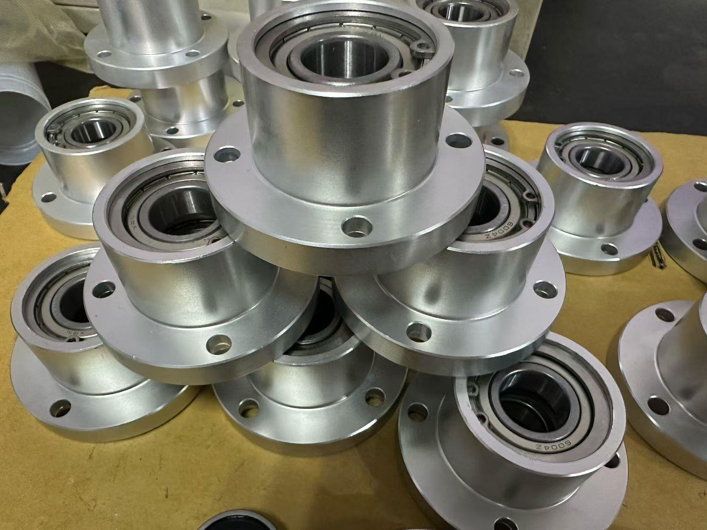 Flange type bearing housing assembly with pre-installed bearing, precision machined bearing seat for cement conveyor transmission Flange type bearing housing assembly with pre-installed bearing, precision machined bearing seat for cement conveyor transmission