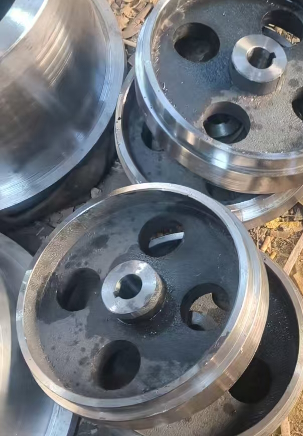 Batch of cast steel central guide wheels, heavy duty industrial guide rollers for cement conveyor Batch of cast steel central guide wheels, heavy duty industrial guide rollers for cement conveyor